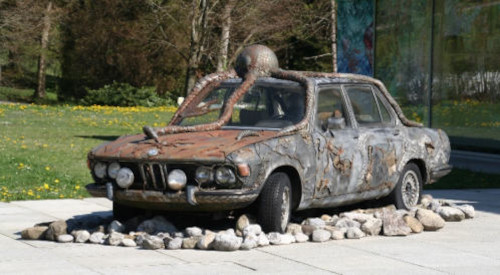Lothar-Günther Buchheim sammelte verschiedenartige Kunstobjekte, darunter auch diesen PKW, der vor dem Museumseingang steht